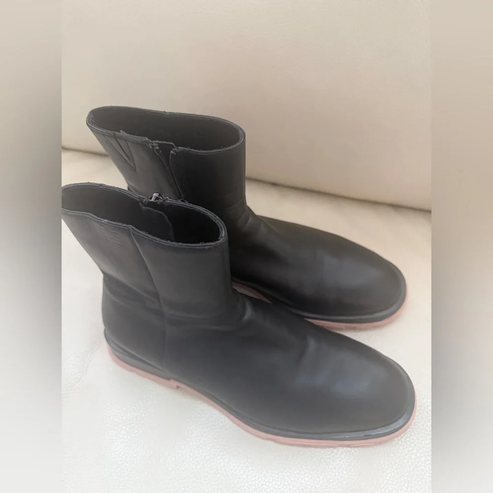 Alexander McQueen step out